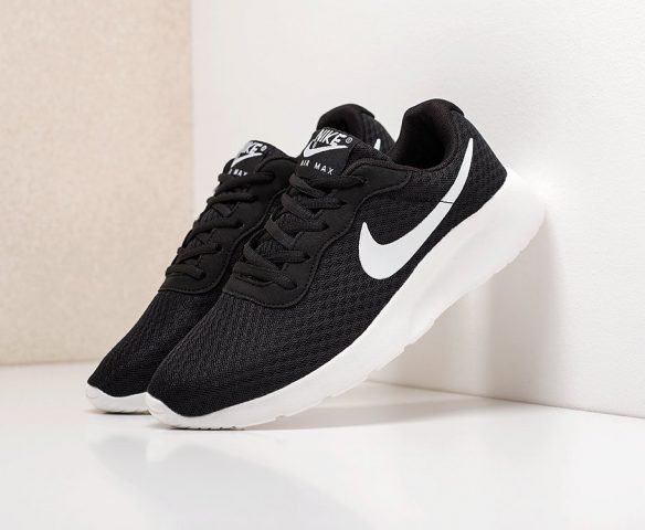 Nike tanjun black on black hotsell