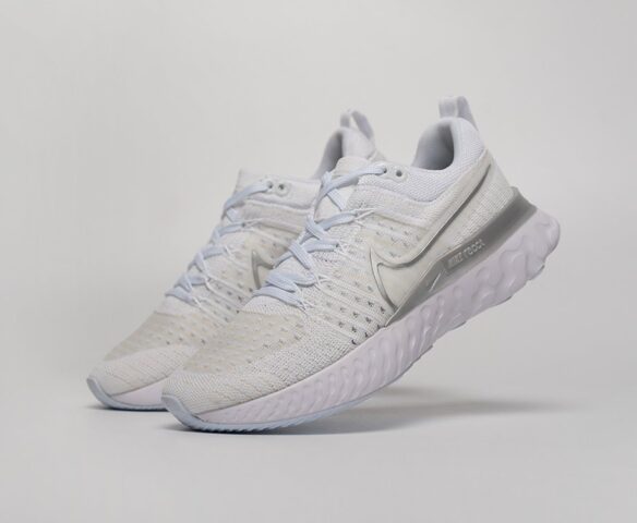 All white nike tavas online